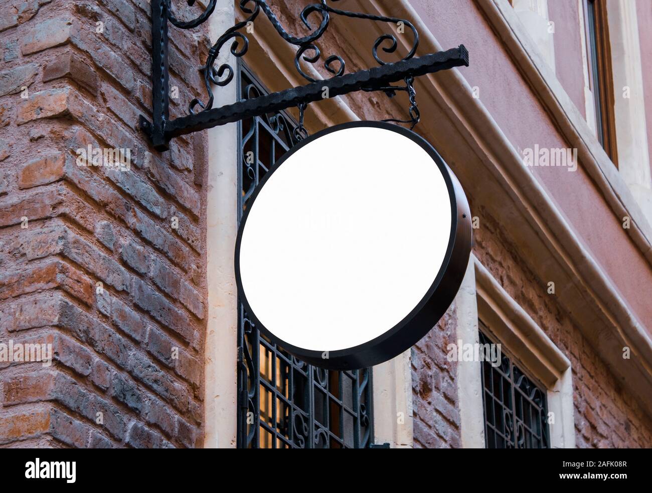 Pancarte immersive et modèle cadre vide pour logo ou texte sur la publicité extérieure street shop ville historique et moderne de style plat Banque D'Images