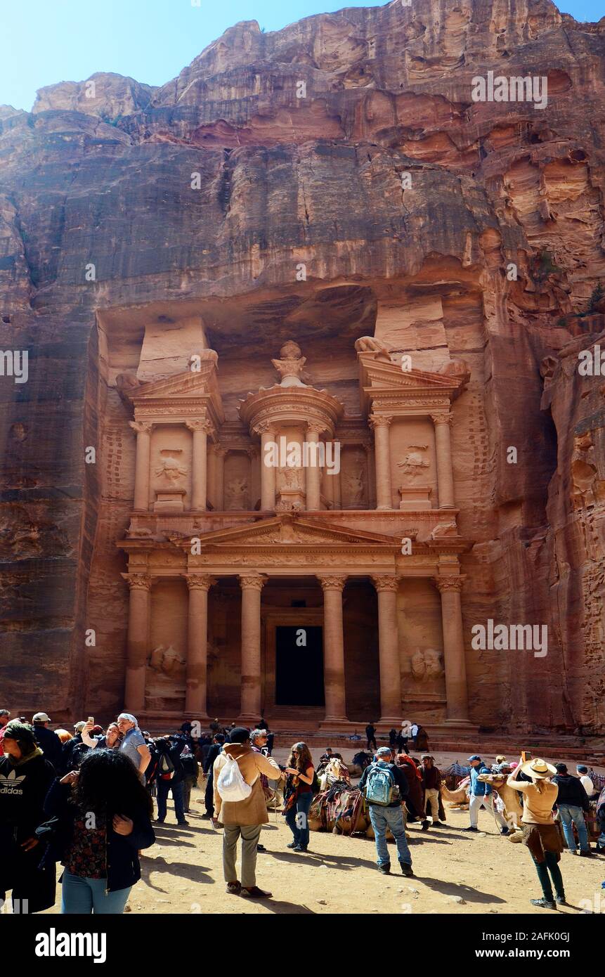 Petra, JORDANIE - Mars 06, 2019 : personnes non identifiées sur les bons du Trésor aka Al-Khazneh, monument du patrimoine mondial de l'UNESCO site de l'ancienne Petra Banque D'Images