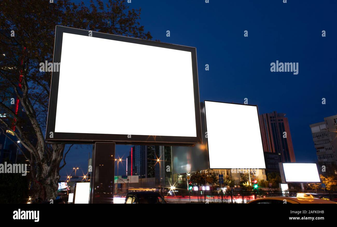 Maquette et modèle vierge de panneaux cadre vide pour logo ou texte sur écran extérieur affiche publicitaire de rue ville historique, style moderne, télévision outd Banque D'Images