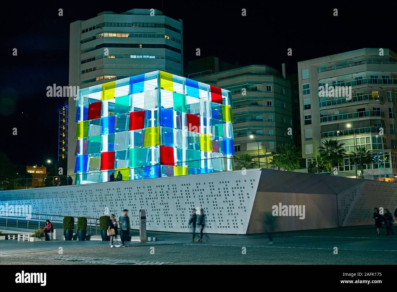 Le Centre Pompidou Musée d'art moderne de Malaga est éclairée la nuit, Espagne Banque D'Images