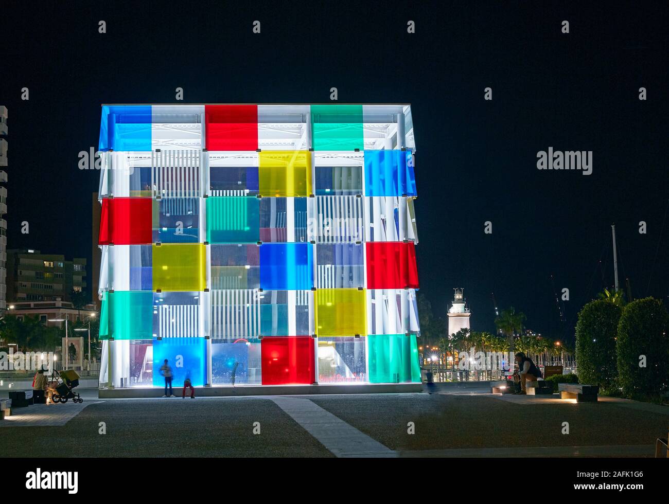 Le Centre Pompidou Musée d'art moderne de Malaga est éclairée la nuit, Espagne Banque D'Images