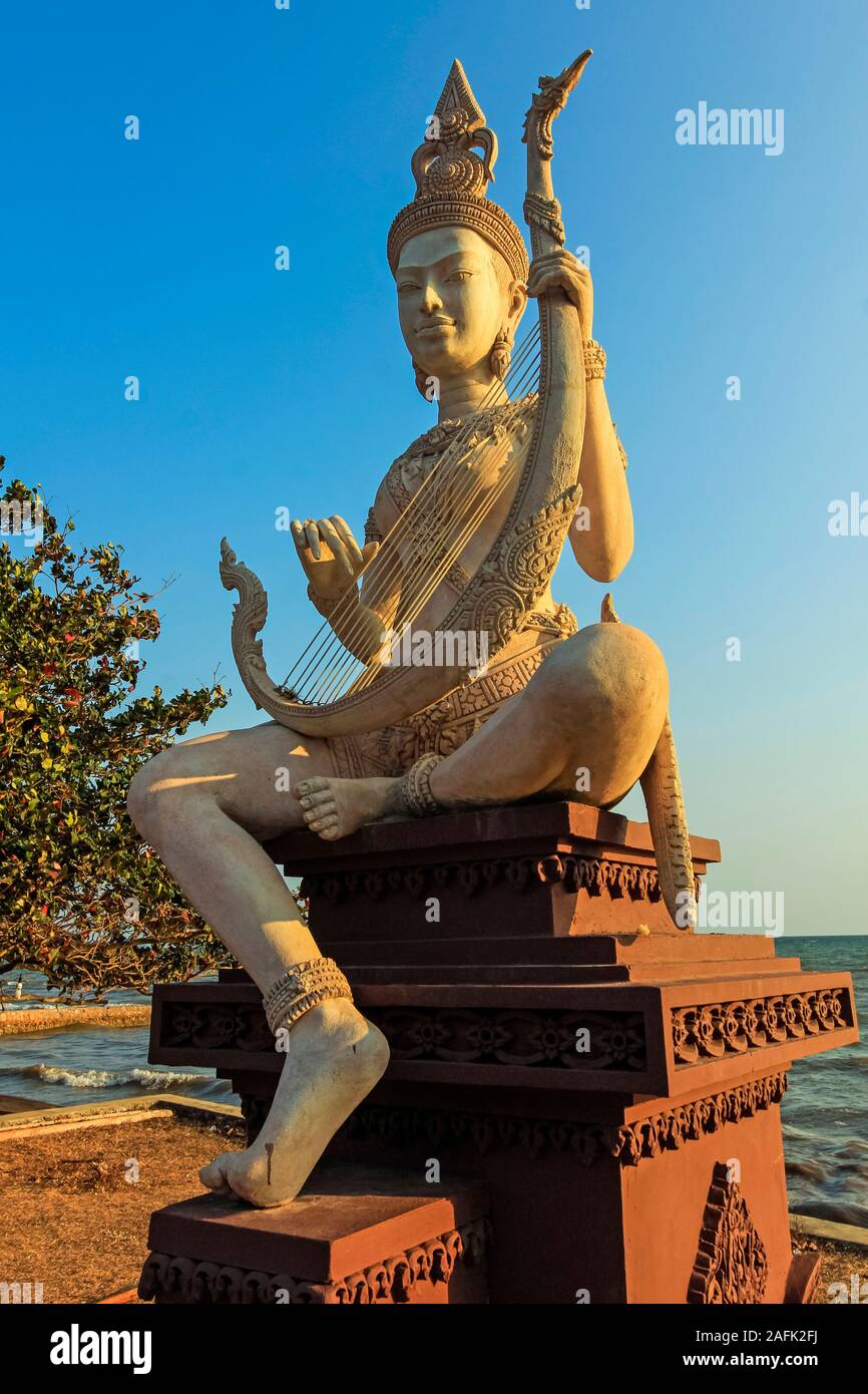 Statue de la divinité féminine d'Apsara avec harpe sur le front de mer dans cette ancienne ville de villégiature française du sud, originale ; Kep, province de Kep, Cambodge Banque D'Images
