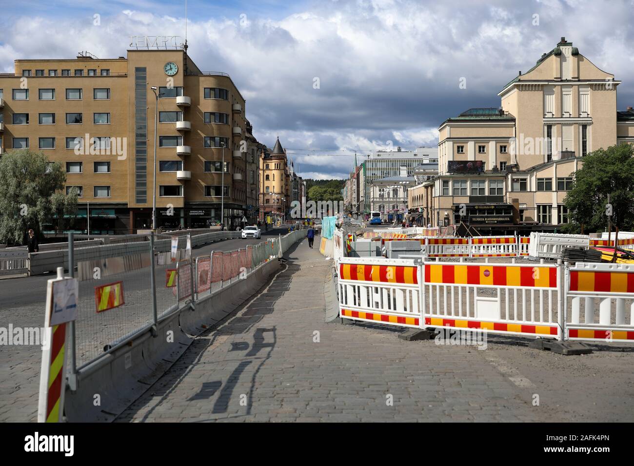 La construction d'un réseau de tramway est affectant la circulation dans la rue principale de Hämeenkatu. À long terme, le réseau bénéficiera les transports publics. Banque D'Images