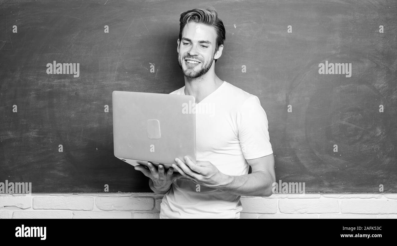 Surfer sur internet. La communication en ligne. Développement web Programmation. Concept numérique. Apprendre aux étudiants du monde numérique. Enseignant de l'école avec l'ordinateur portable. Bel homme qu'utiliser les technologies modernes. La technologie numérique. Banque D'Images