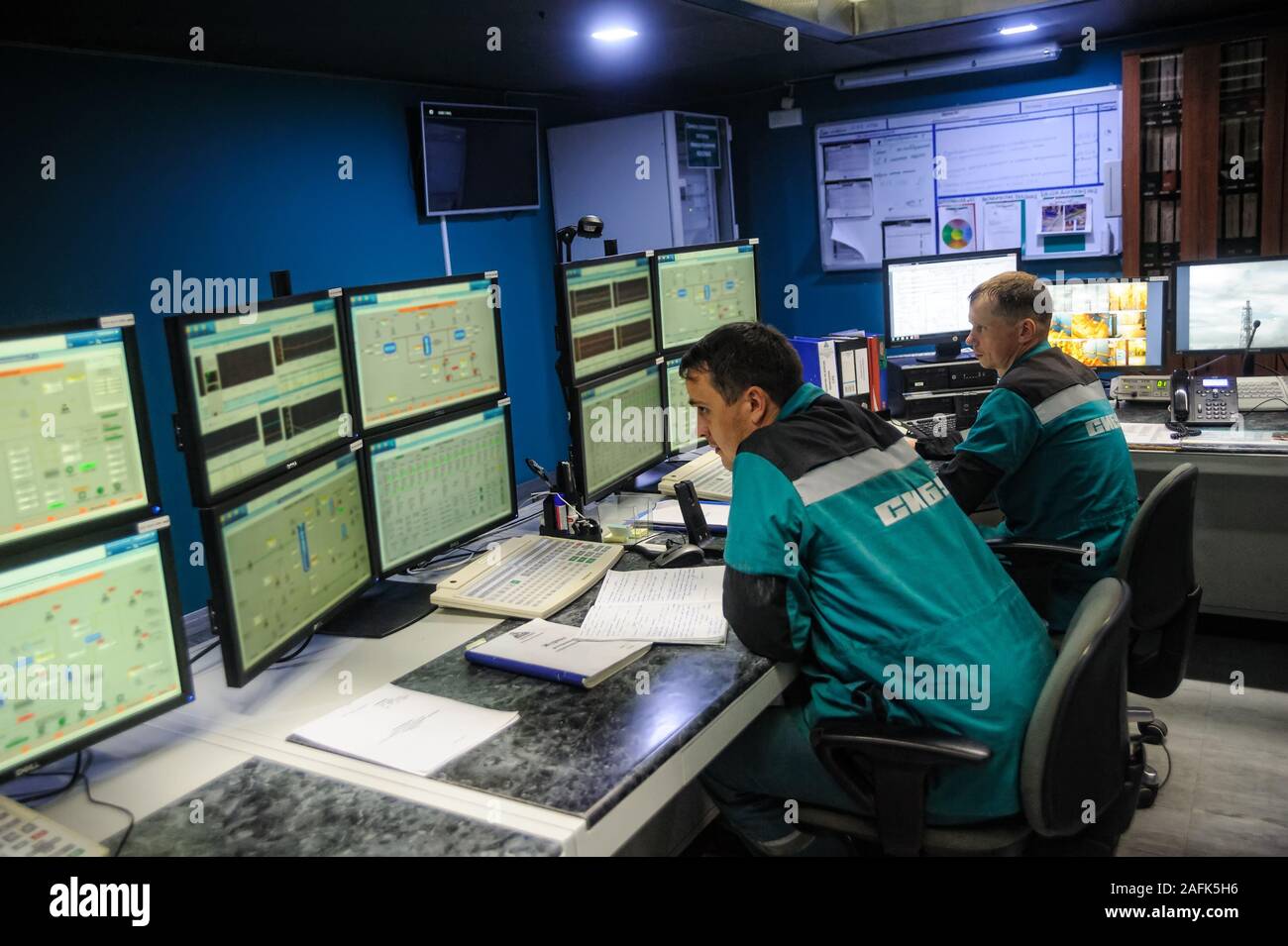Les ingénieurs dans la salle de contrôle. Tobolsk. La Russie Banque D'Images
