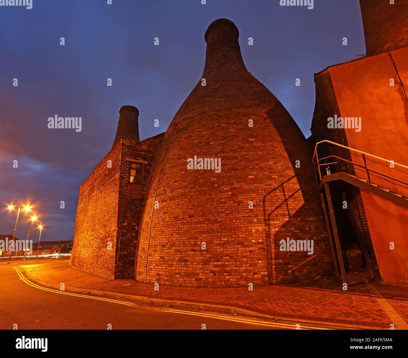 Pot Banks - usine de poterie, Gladstone China Factory, Longton, Stoke-On-Trent, Staffordshire, West Midlands, Angleterre, Royaume-Uni - 1 PQ la nuit Banque D'Images