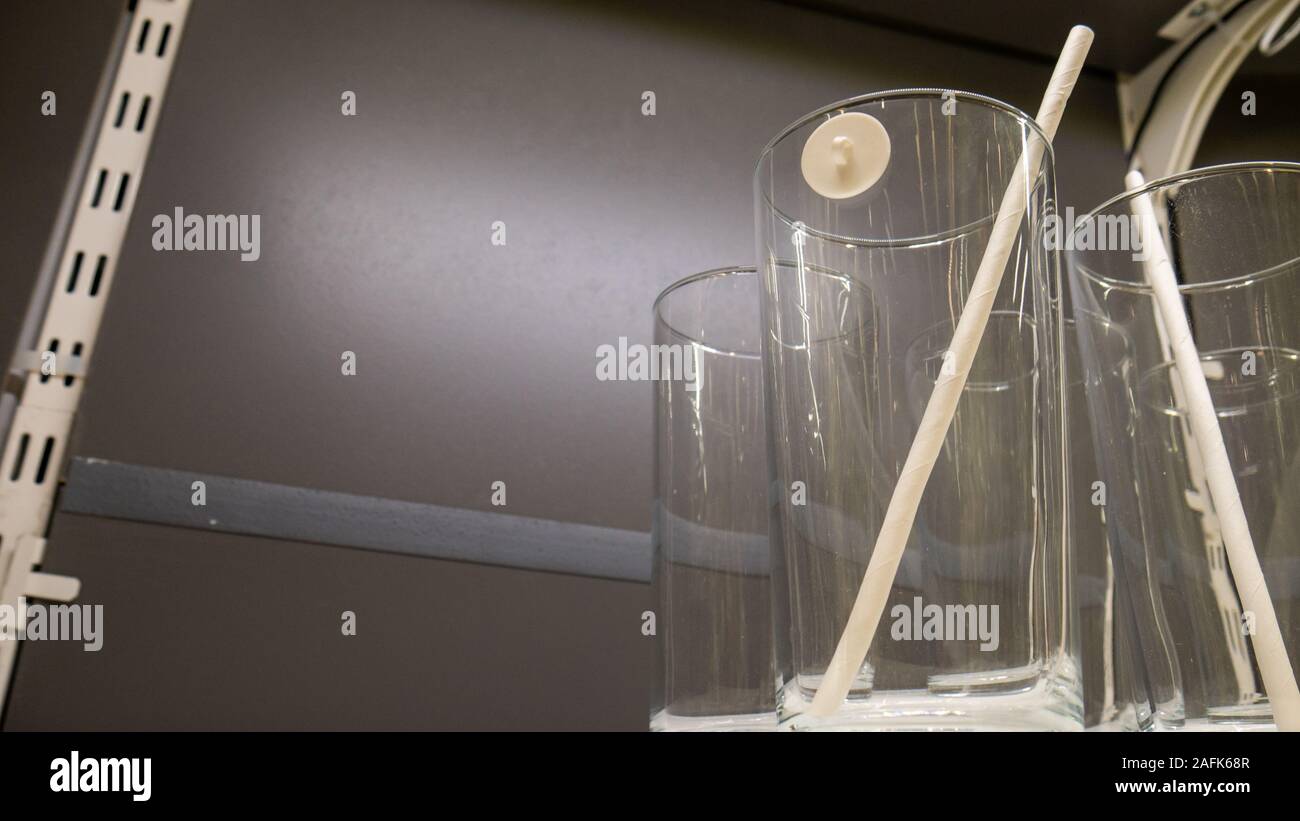 Un ensemble de verrerie transparente avec des tubes. Banque D'Images