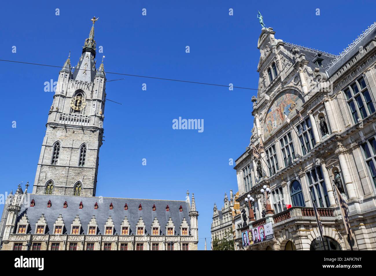 Royal Dutch Theatre / Théâtre NTGent et beffroi de Gand, 91 mètres de haut de la tour médiévale qui surplombe la vieille ville, Flandre orientale, Belgique Banque D'Images