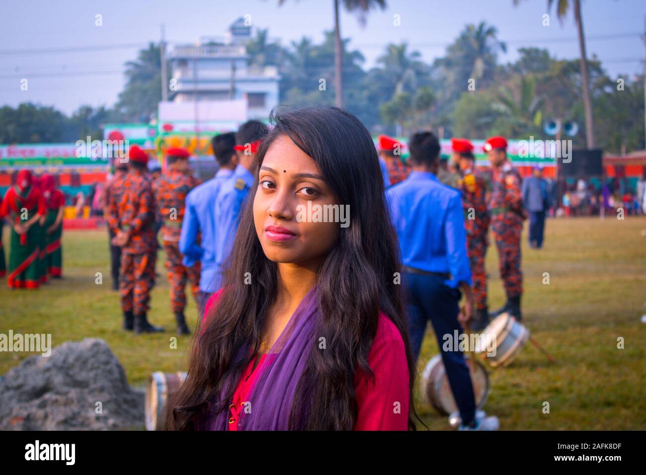 Traditionnellement, le jour de la victoire de la célébration de l'Asie du Sud Bangladesh : la belle jeune fille brune avec de longs cheveux noirs qui pose pour la photo en extérieur Banque D'Images