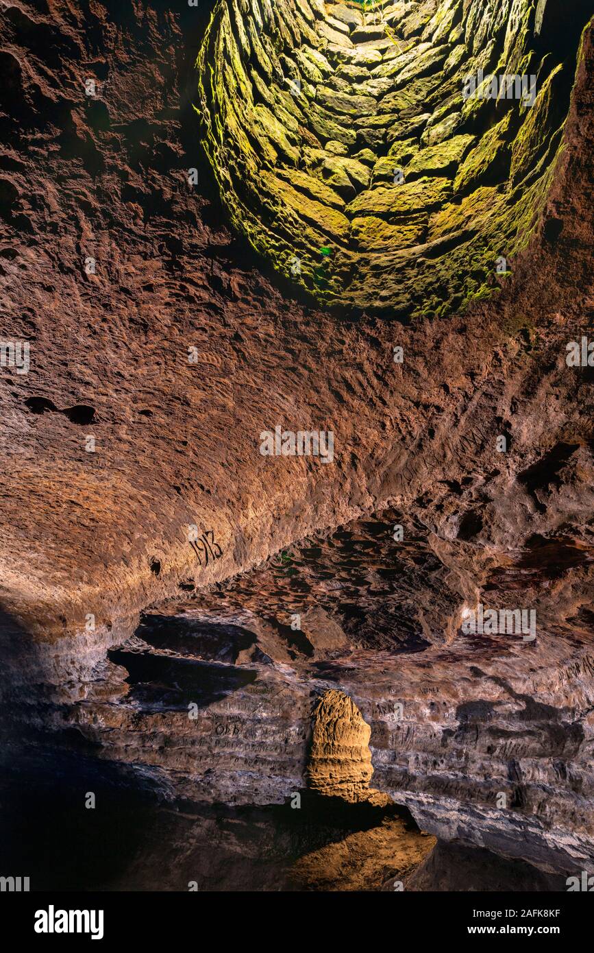 Grottes de Hella, l'Islande. L'homme a fait des grottes, pourraient être faites par les Celtes qui habitaient l'Islande avant l'ouverture officielle de la colonisation scandinave, fin du ixe siècle. Banque D'Images