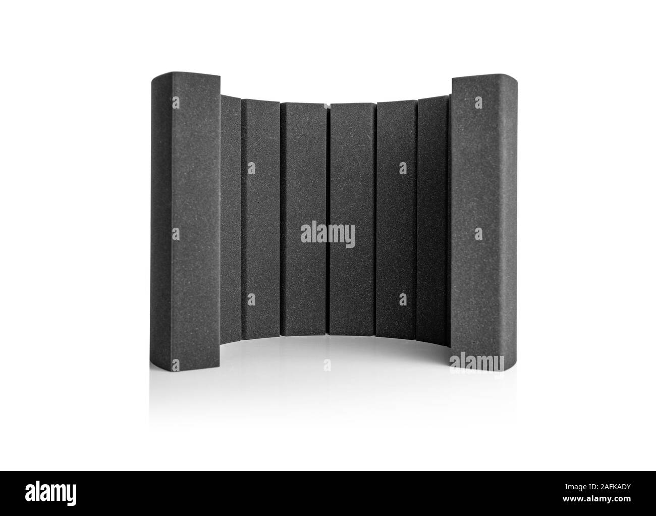 Studio microphone écran en caoutchouc mousse sur un fond blanc comme une figure abstraite. Banque D'Images