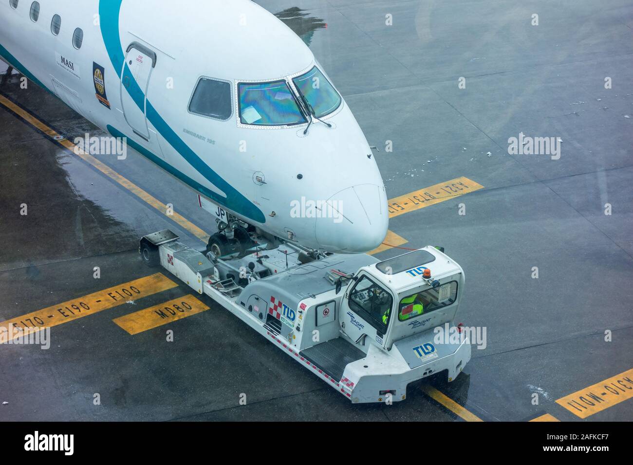 Avion à un aéroport remorqué par un remorqueur pushback Banque D'Images