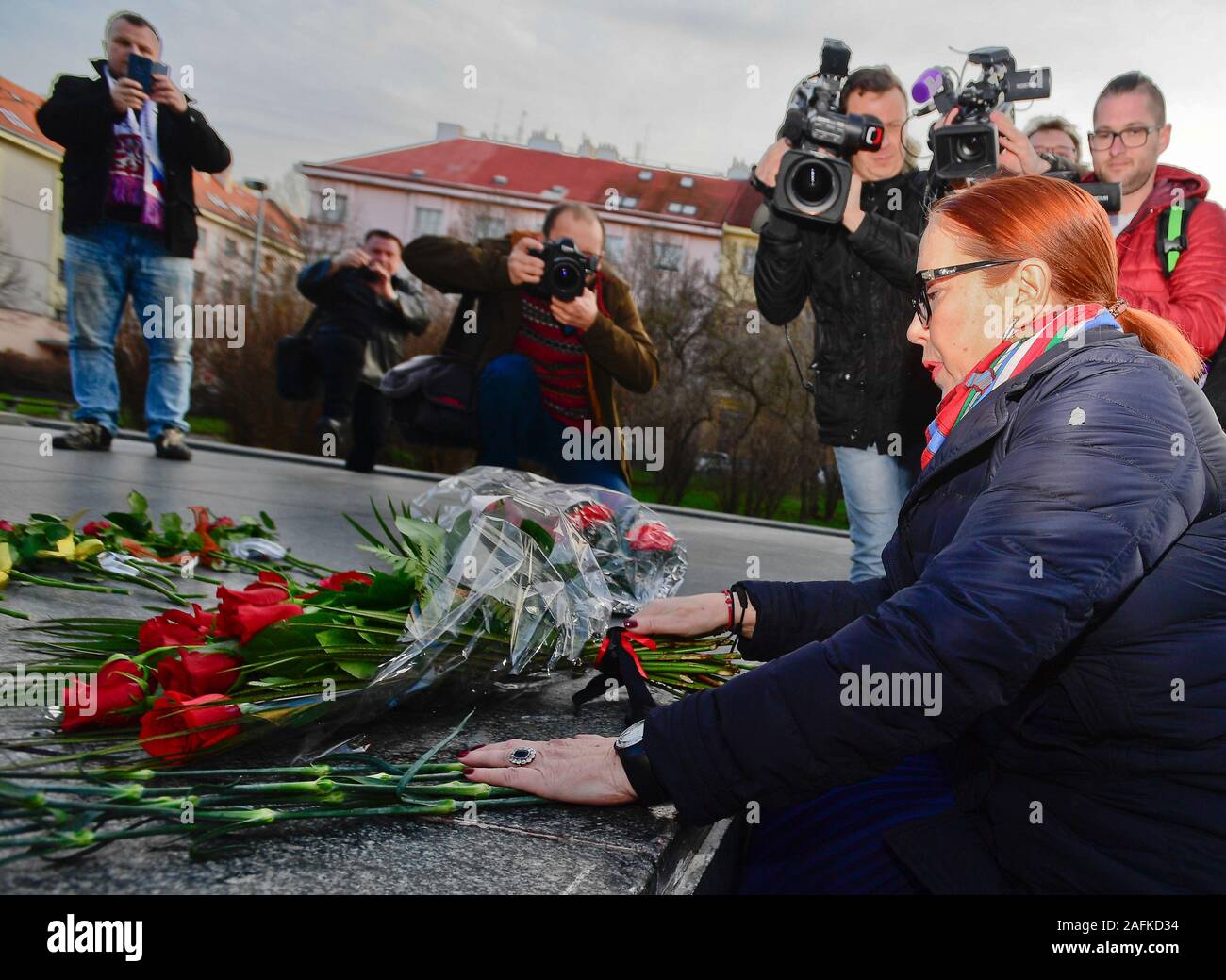Petite-fille du maréchal soviétique Ivan Koniev, Yelena, Brada-rybnÍcek 31 droite, accompagnée par l'Ambassadeur de Russie Alexander Zmeyevsky et premier vice-président communiste Petr Simunek jeter fleur à mémoire de Konev à Prague, en République tchèque, le 16 décembre 2019. (CTK Photo/Roman Vondrous) Banque D'Images