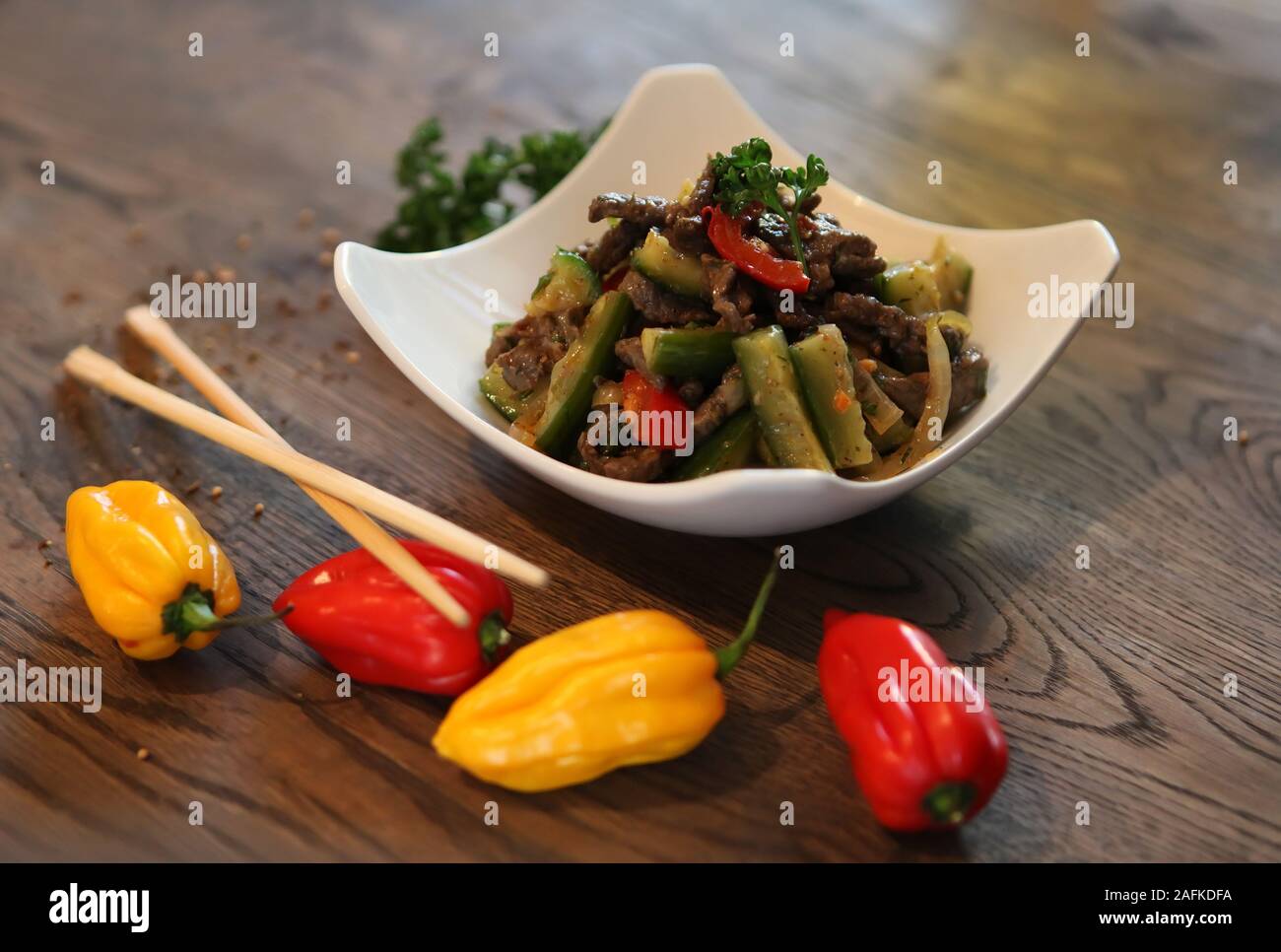 Avec salade de poivrons concombres. et la viande bovine. Spicy Korean-style salade. Banque D'Images