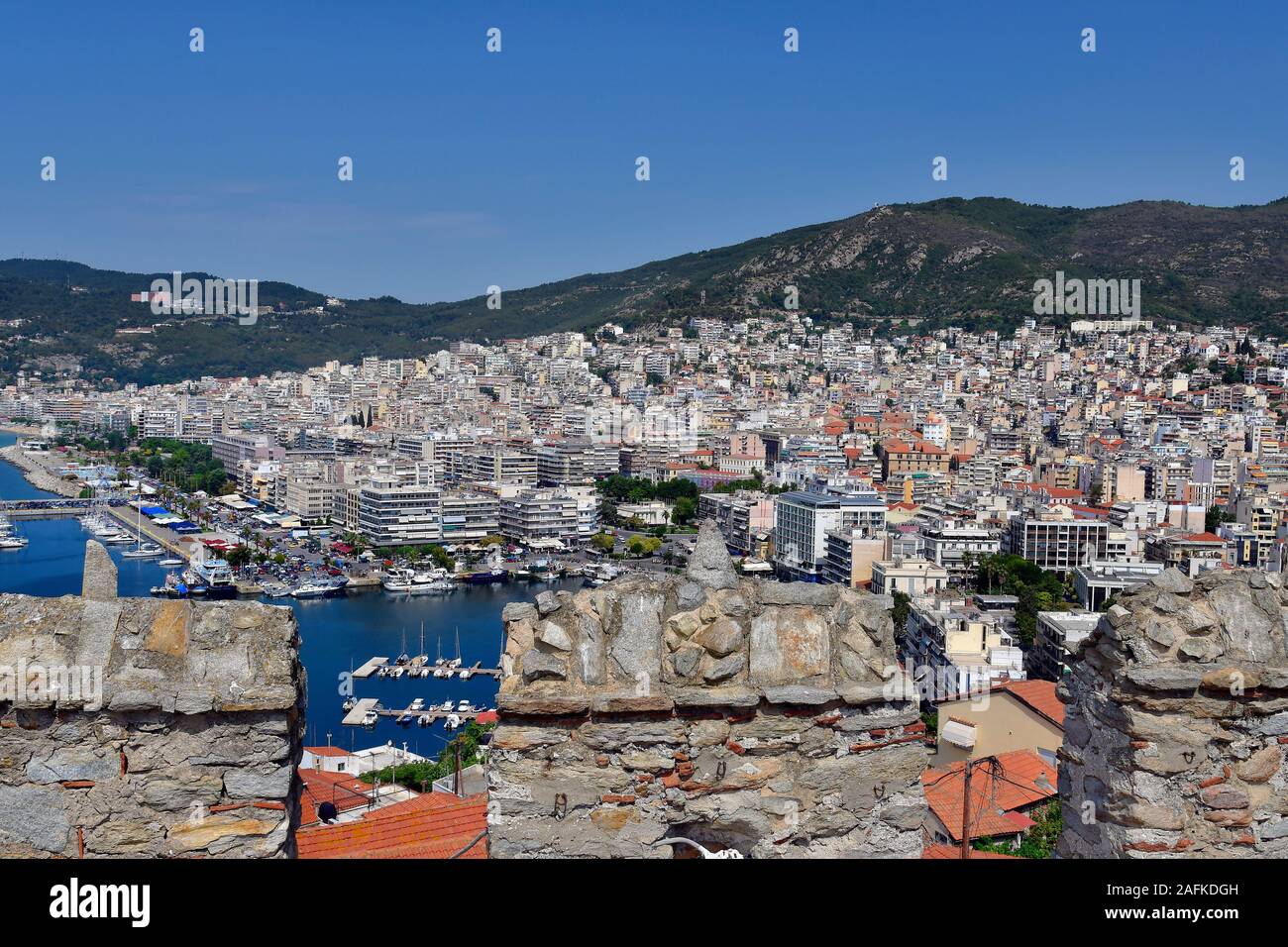 Grèce, Kavala, cityview à partir de la forteresse médiévale au port de la ville en Eastmacedonia Banque D'Images