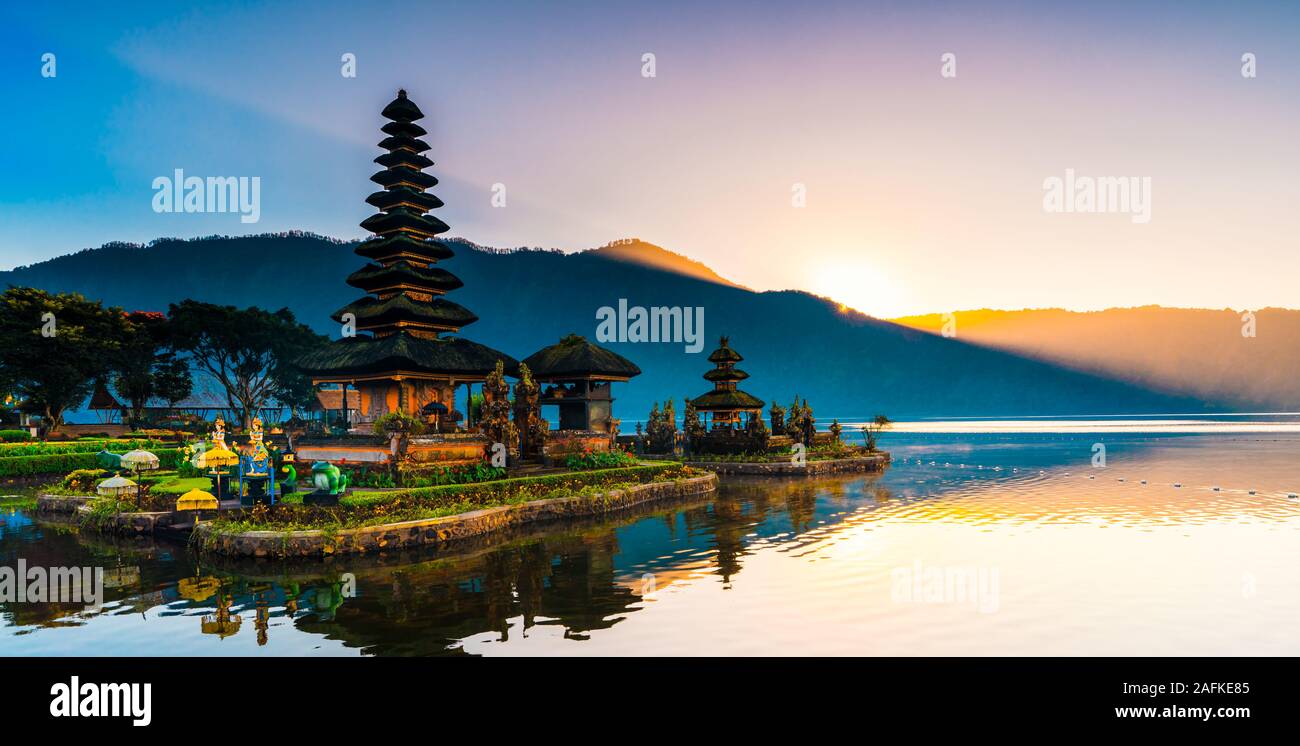 Le temple de Pura Ulun Danu, situé sur le lac Bratan à Bali, en Indonésie,  est un temple aquatique majeur de Bali. Attractions et sites touristiques  de Bali en Asie Photo Stock -
