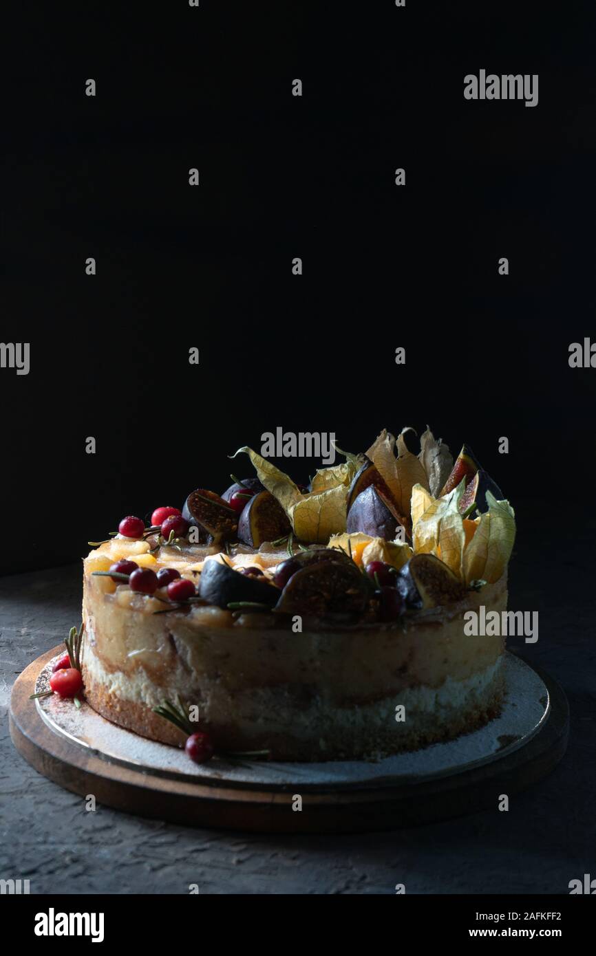 Tarte aux figues et physalis sur une planche en bois Vue de côté Banque D'Images