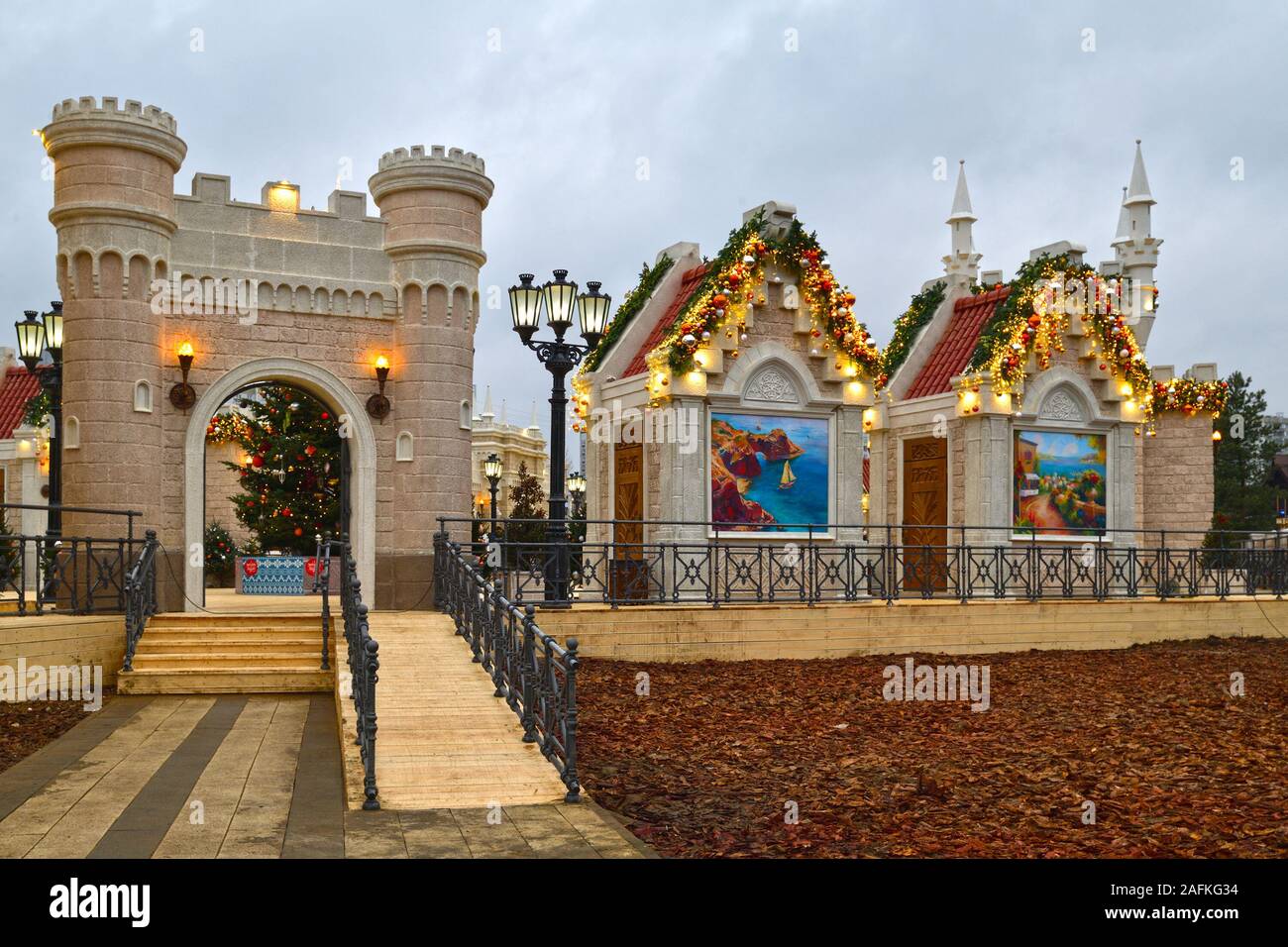 Moscou, Russie - Dec 13,2019. Voyage à Noël, c'est Moscou Saisons - hiver festival à Zelenograd. Les bâtiments de style de Crimée Banque D'Images