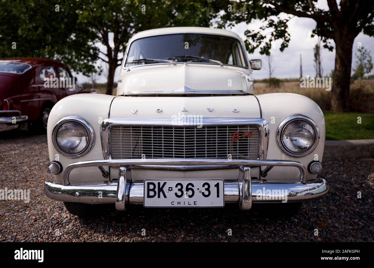 Une voiture classique est stationné à Bodega Salentein à Tupungato, Mendoza, Argentine. Banque D'Images