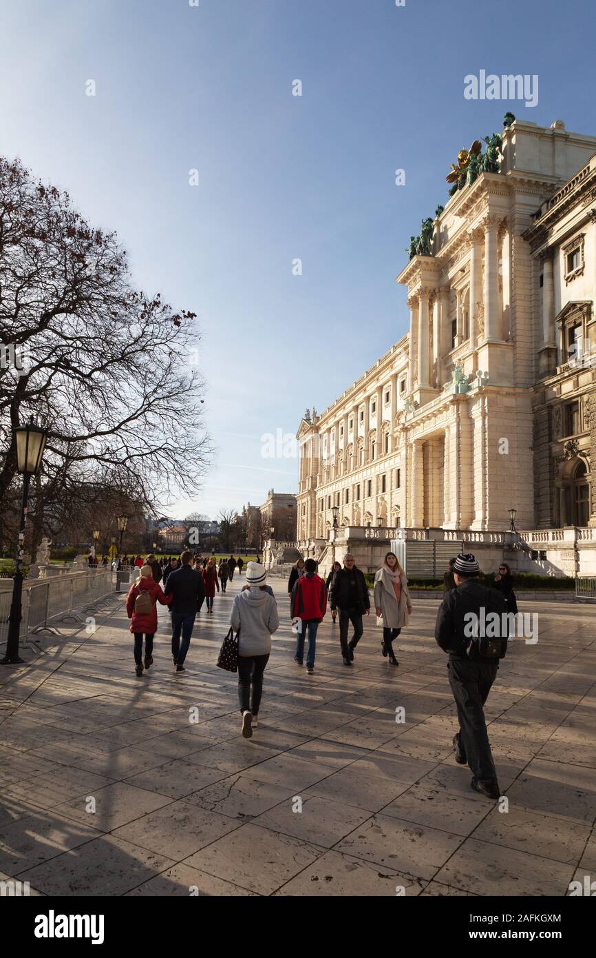 Centre-ville de Vienne - personnes marchant en hiver à Maria-Theresien Platz, près du Musée d'Histoire naturelle, Vienne, Autriche Europe Banque D'Images