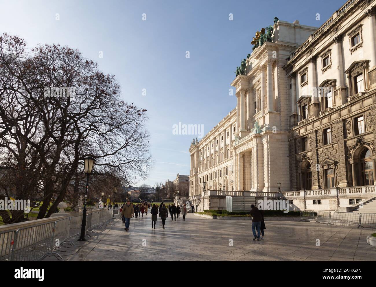 Centre-ville de Vienne - personnes marchant en hiver à Maria-Theresien Platz, près du Musée d'Histoire naturelle, Vienne, Autriche Europe Banque D'Images