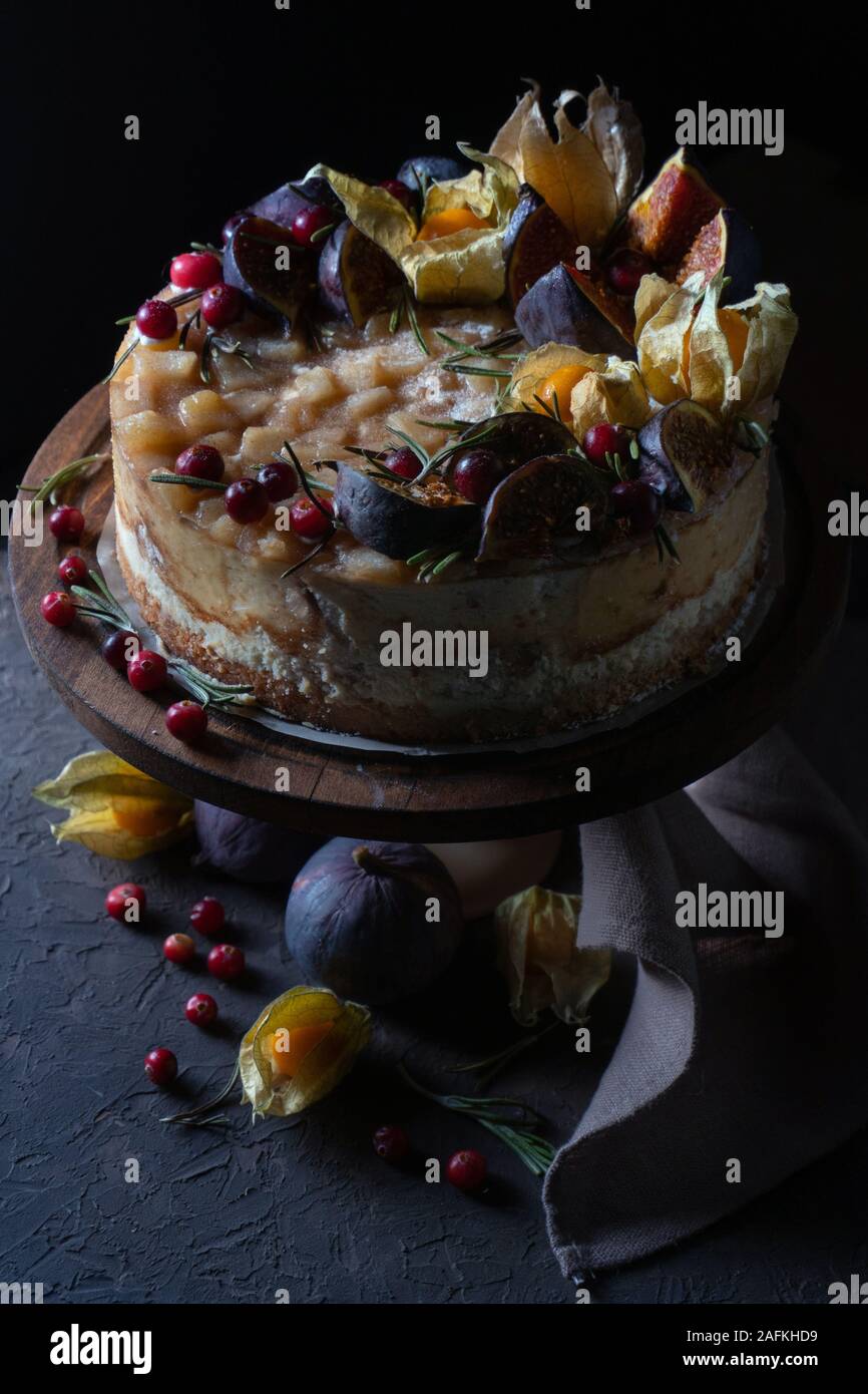 Gâteau au fromage avec des fruits sur un support et avec une serviette à la verticale Banque D'Images