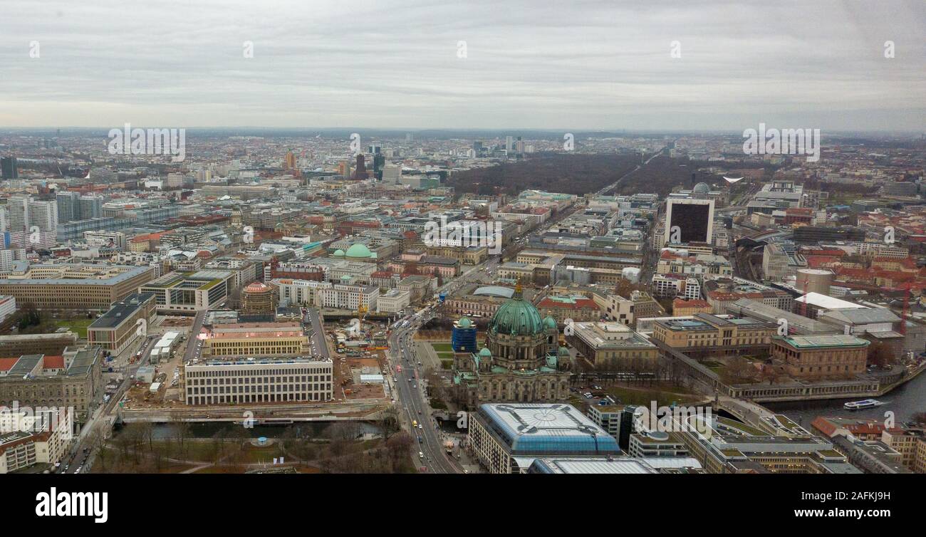 11 décembre 2019, Berlin : le site de construction pour le Palais de la ville de Berlin à côté de la cathédrale de Berlin, sur l'île des musées peut être vu de la tour de télévision de Berlin sur l'Alexanderplatz. Photo : Michael Kappeler/dpa Banque D'Images