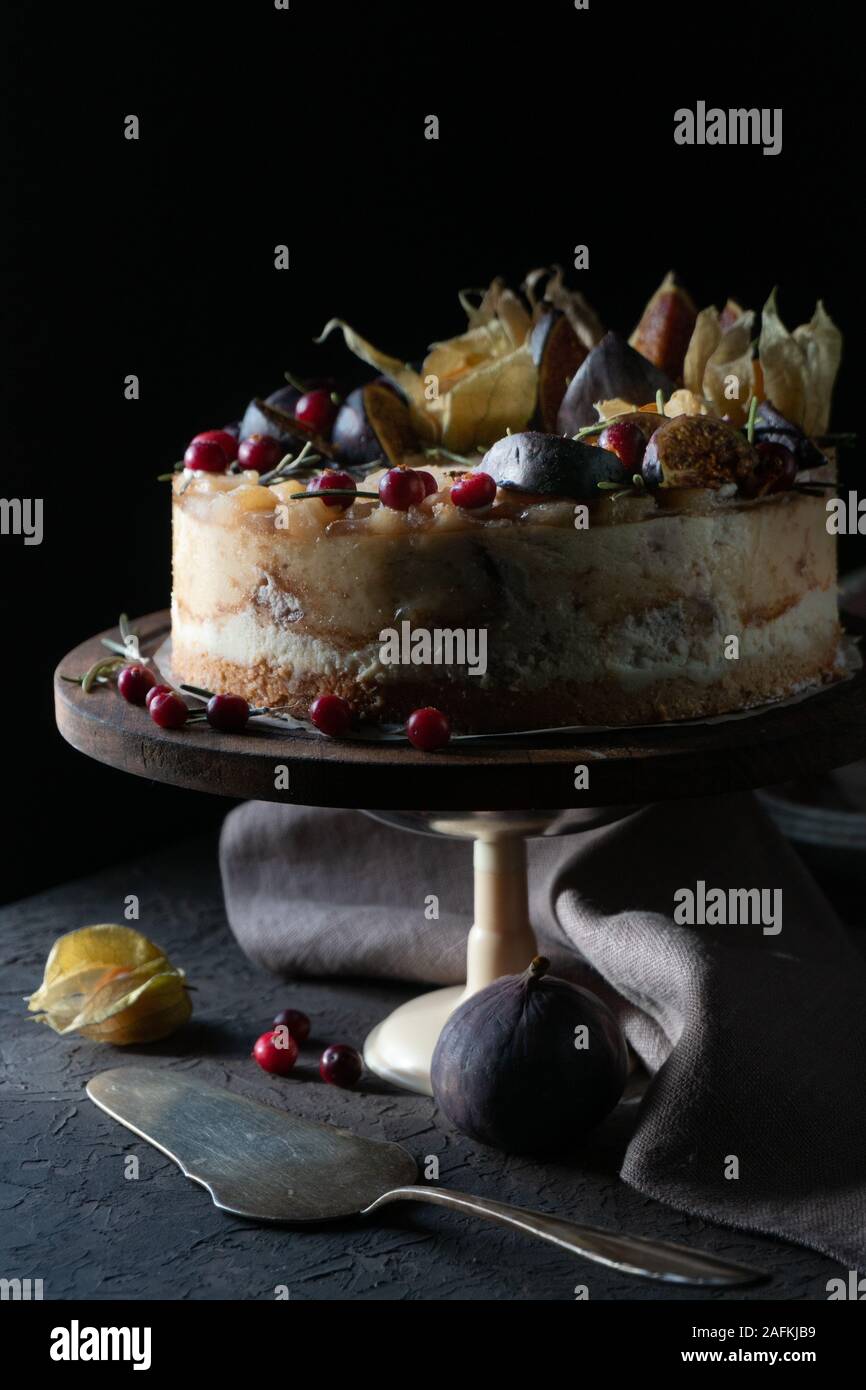 Fruit gâteau au fromage sur un support avec une serviette et une cuillère vue latérale Banque D'Images