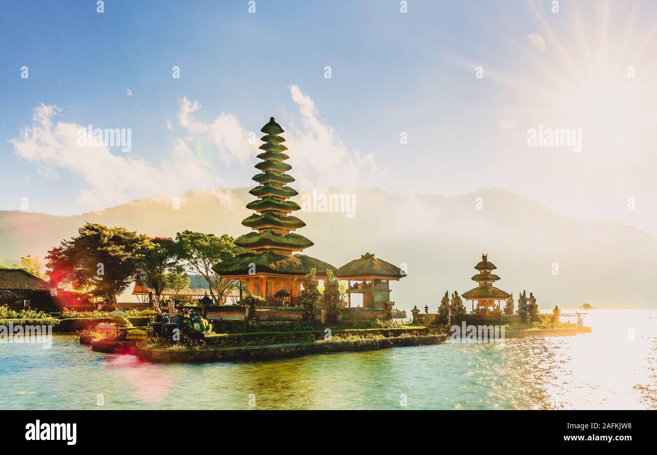 Le temple de Pura Ulun Danu, situé sur le lac Bratan à Bali, en Indonésie, est un temple aquatique majeur de Bali. Attractions et sites touristiques de Bali Banque D'Images