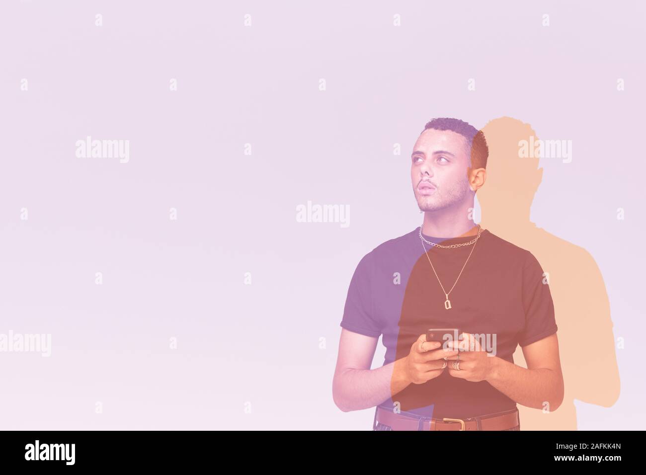 Image Concept composite montrant Young man with Mobile Phone souffrant avec l'anxiété sociale Banque D'Images
