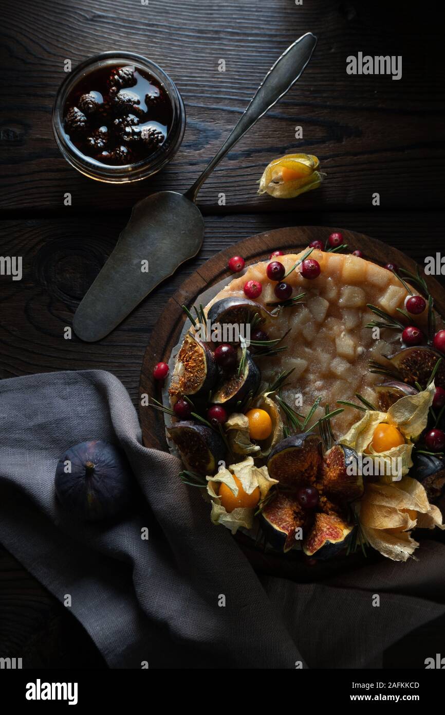 Gâteau au fromage avec dates et physalis sur un stand avec une serviette en vue de dessus Banque D'Images