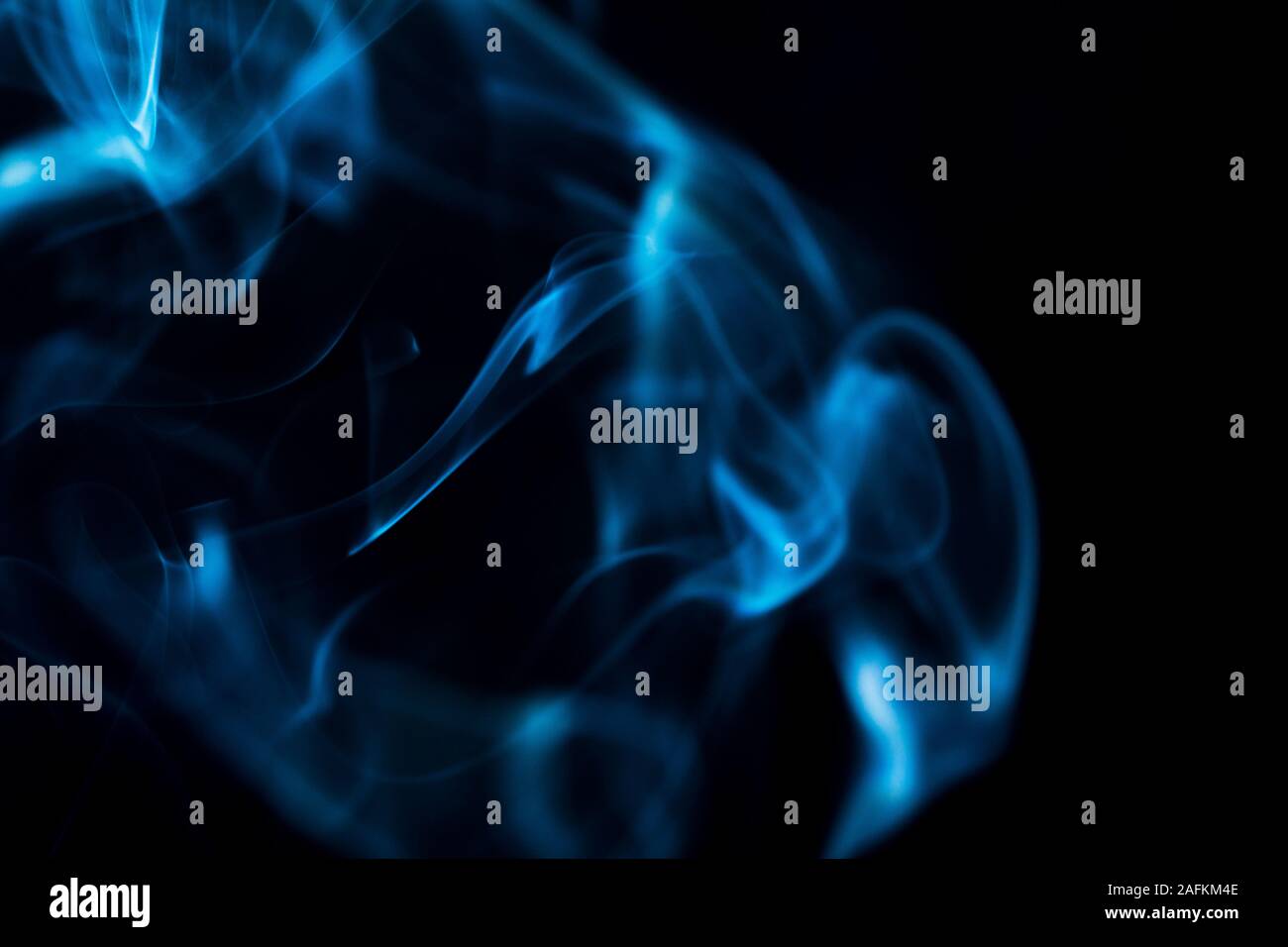 Résumé fond avec de la fumée bleue sur fond noir, fumé abstract background Banque D'Images