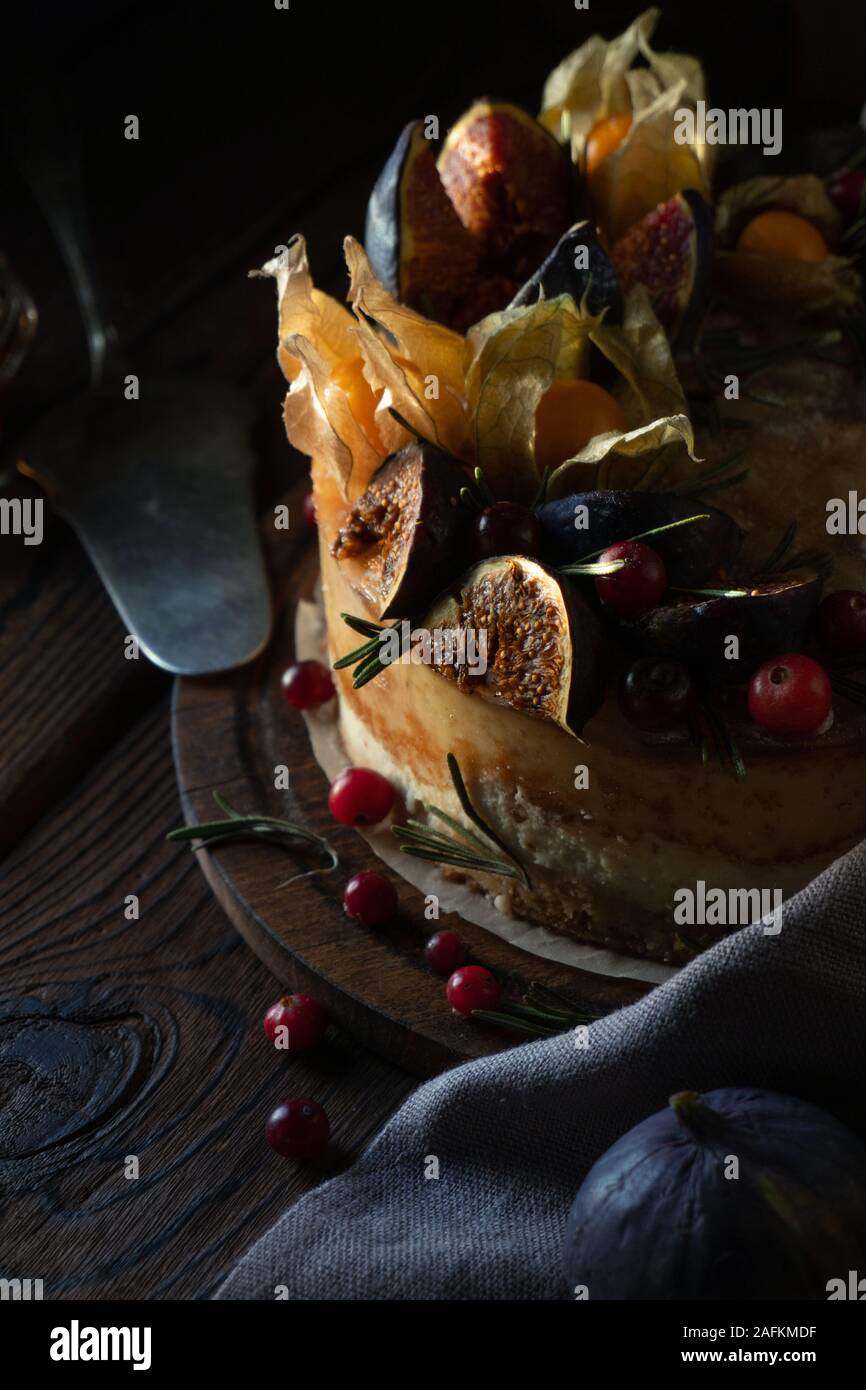 Gâteau au fromage avec physalis et dates et baies sauvages vue latérale Banque D'Images