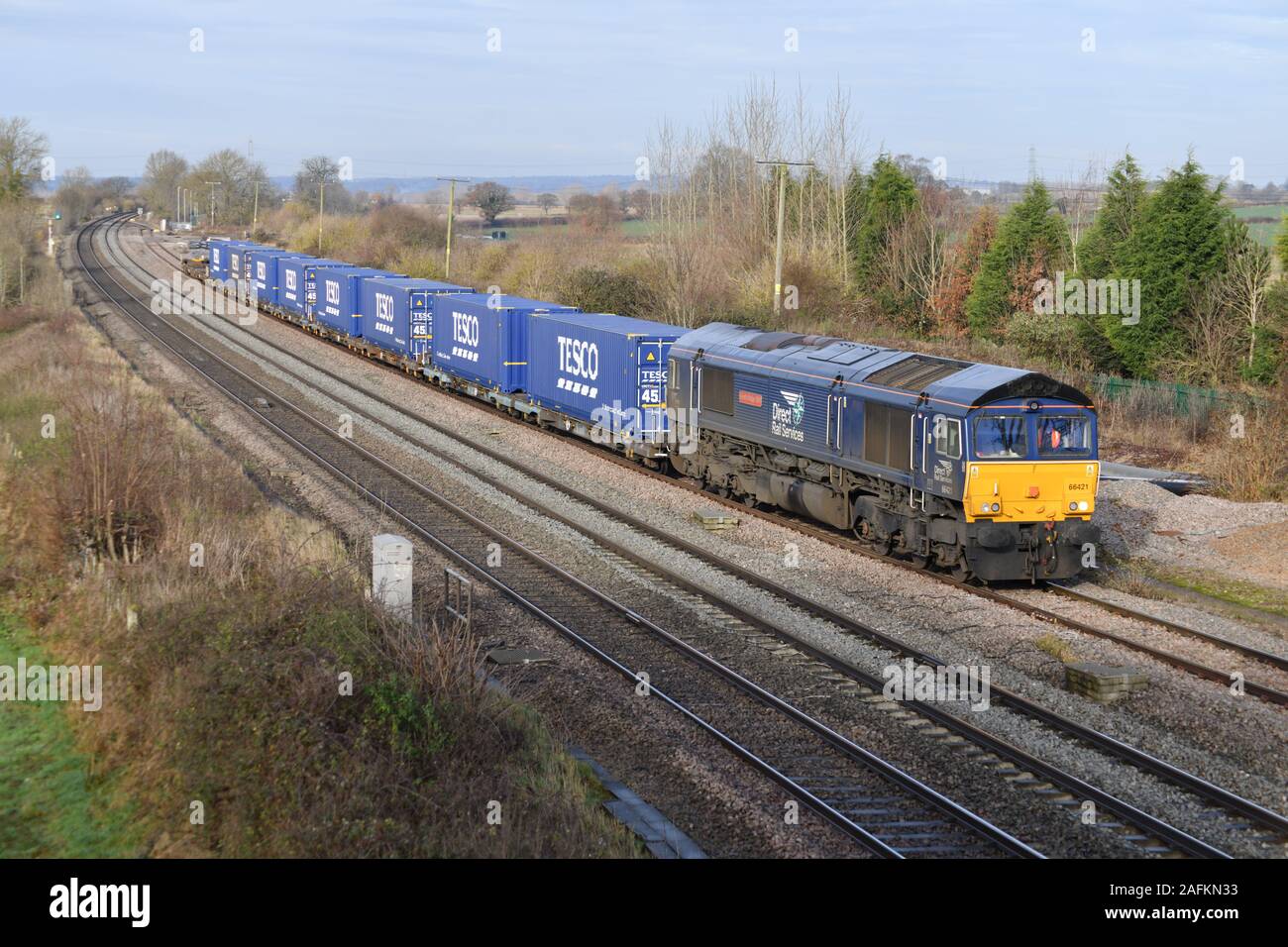 Classe 66 DRS Locomotive Diesel 66421 tire dans Elford boucle avec un Tees Dock - Daventry (Tesco) train de conteneurs, le 2 décembre 2019 Banque D'Images