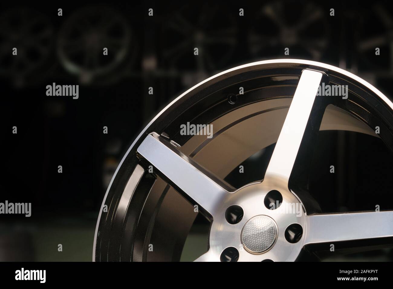 Disque en aluminium moderne de roues en alliage, close-up sur fond noir, de rayons et la jante. copy space Banque D'Images