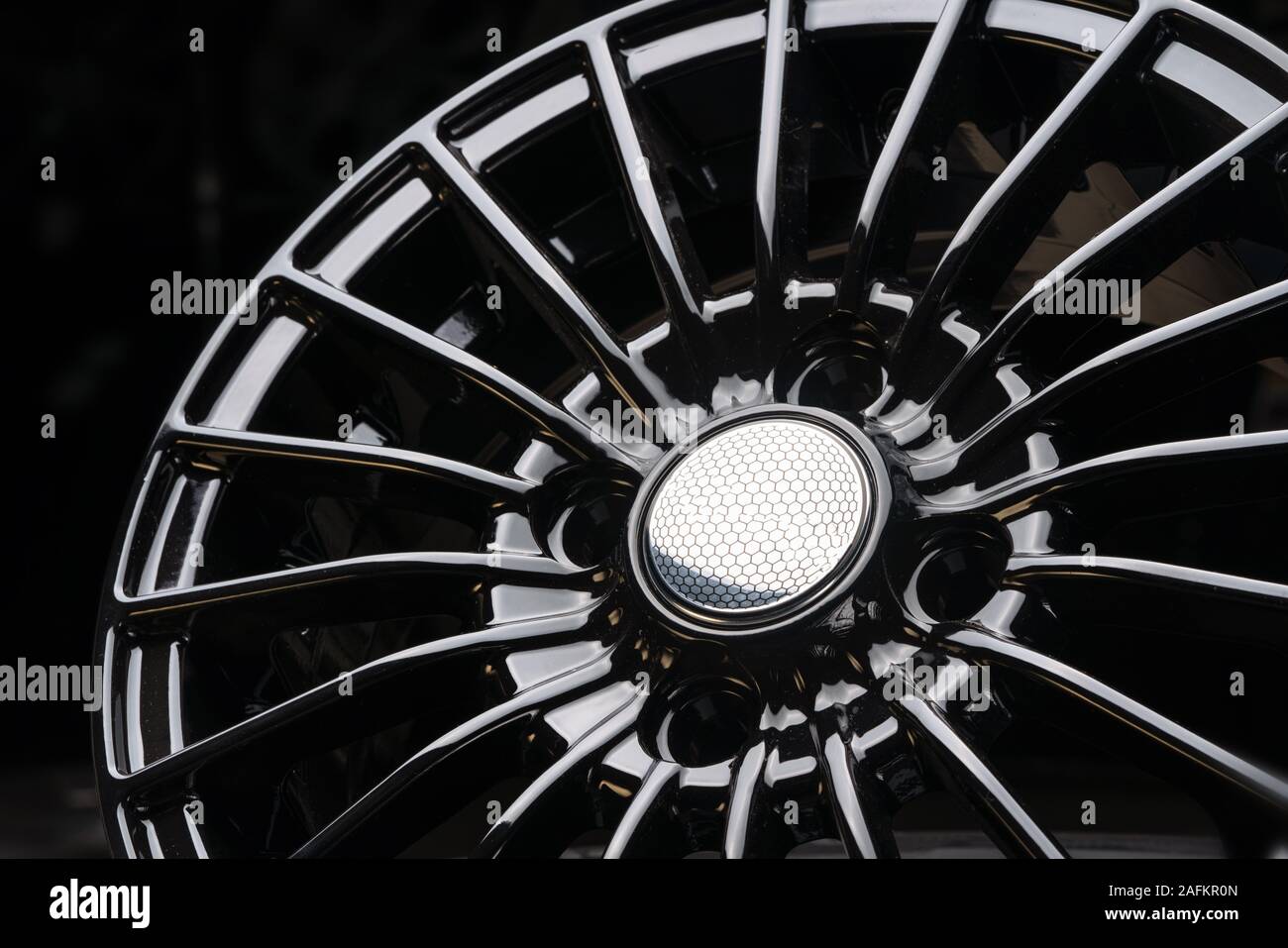 Disque en aluminium moderne de roues en alliage, close-up sur fond noir, de rayons et la jante. Banque D'Images