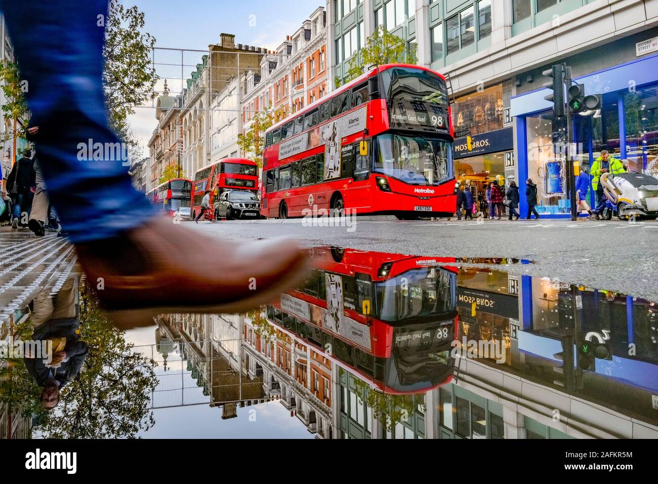 Londres, Royaume-Uni.Bus à impériale rouges, Oxford Street, Londres, Angleterre, Banque D'Images