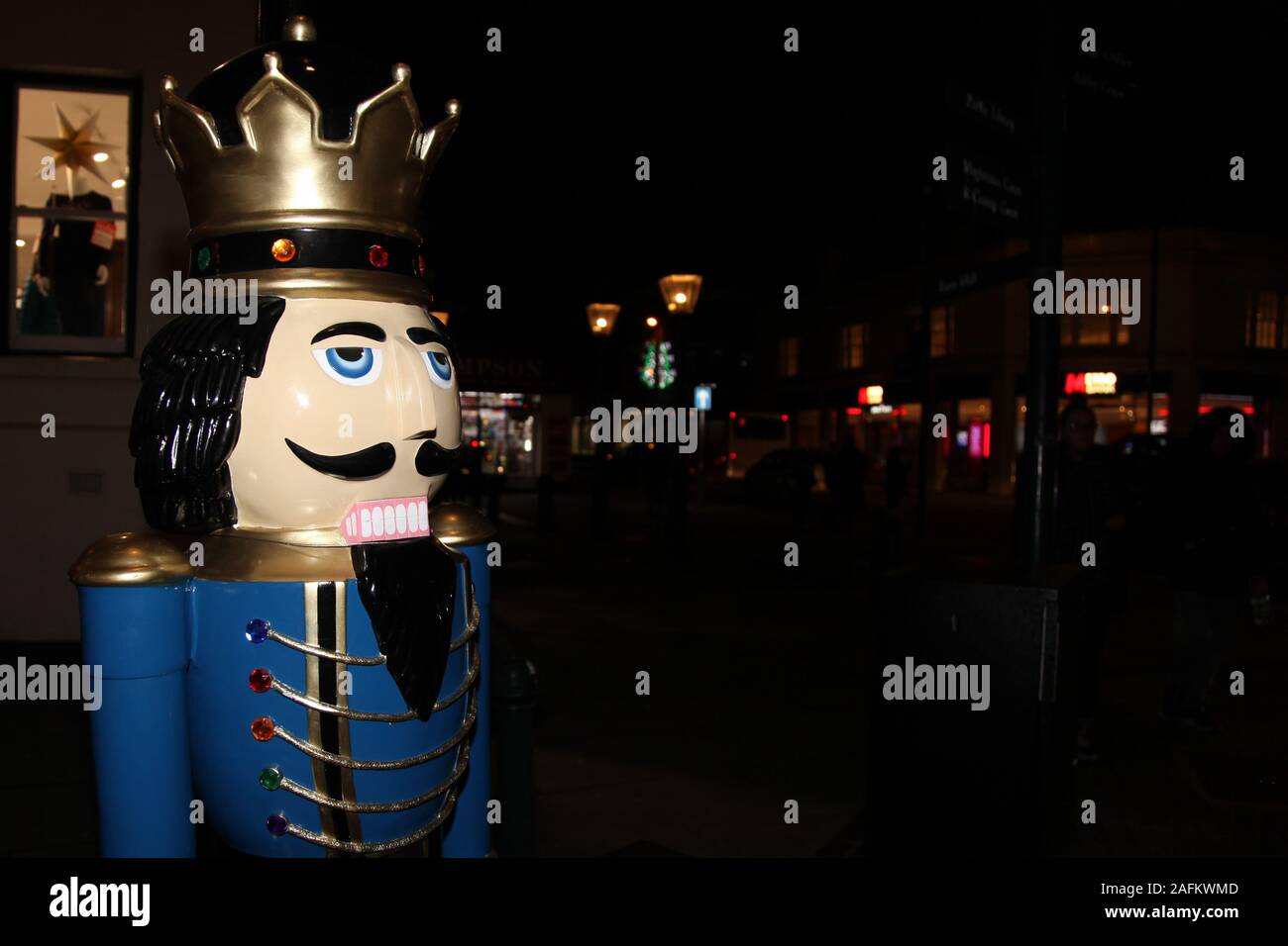 Un soldat Casse-noisette à l'angle de la Grande Rue d'Epsom de nuit, Epsom, Surrey, UK, 2019 Banque D'Images