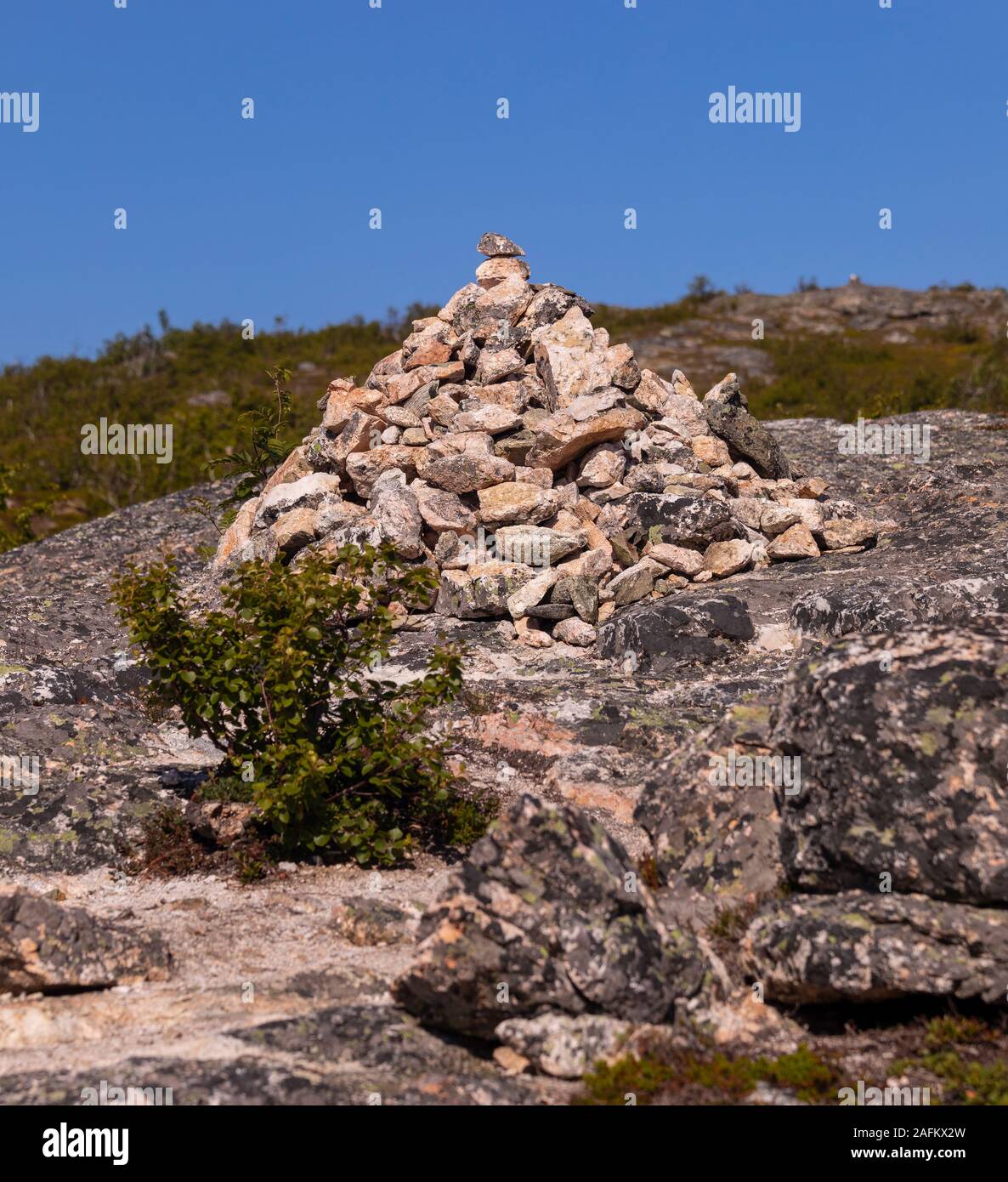SOMMARØY, comté de Troms, NORVÈGE - Rock cairn sur le sentier dans le nord de la Norvège. Banque D'Images