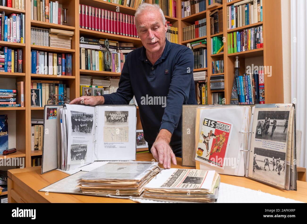 Dresde, Allemagne. Dec 16, 2019. Karl-Heinz Domschke, ancien joueur de hockey sur glace de la RDA, se tient à la maison avec des souvenirs de son étude. Il est en charge de la chronique des sports de glace en Dresde. Domschke, né en 1953, a joué pour Dresdner Eishockey-Vereine et l'équipe nationale de la RDA et recueille tout pour le hockey sur glace. Credit : Matthias Rietschel/dpa-Zentralbild/ZB/dpa/Alamy Live News Banque D'Images