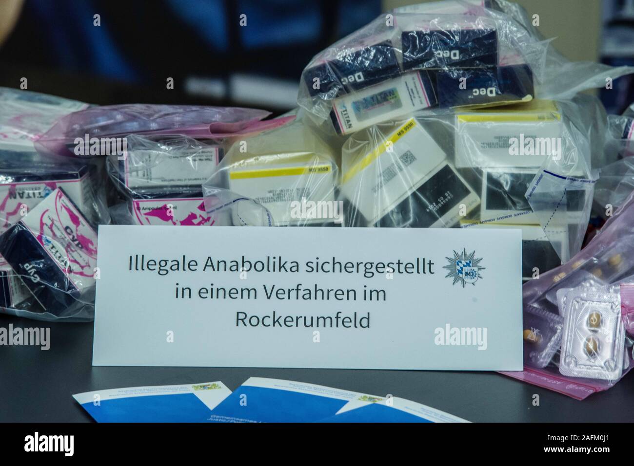 Munich, Bavière, Allemagne. Dec 16, 2019. Parmi les objets confisqués à des bandes de motards, les groupes du crime organisé, et les familles du crime sont des médicaments sur ordonnance, y compris des stéroïdes anabolisants, viagra, et les drogues illégales. Le ministre de l'Intérieur bavarois, Joachim Herrmann, le ministre de la Justice, George Eisenreich, Bavaroise Landeskriminalamt (Bureau du Crime) preisdent Robert Heimberger, bavarois et Procureur général Reinhard RÃ¶Roettle peu (Reinhard) a présenté les résultats de la guerre contre le crime organisé en Bavière, en 2018 seulement, les dommages-intérêts à l'Etat s'élevait à environ 169 millions d'euros, soit une augmentation vertigineuse à partir de la chambre 201 Banque D'Images