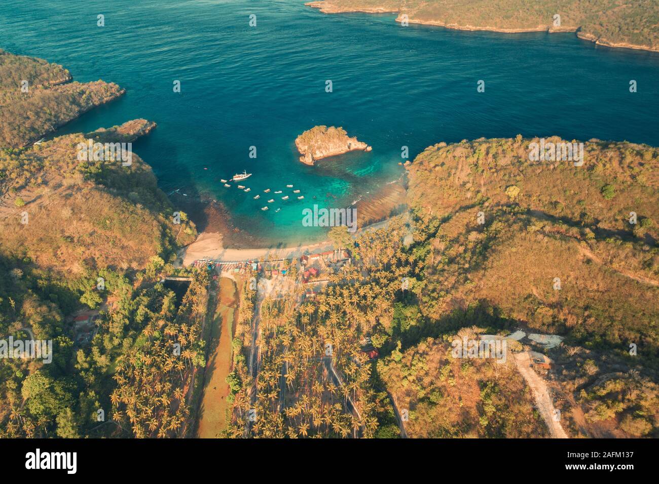 Vue aérienne, sur la baie de Crystal avec bateau de pêche au décor et lagon de mer transparent sur fond naturel Banque D'Images