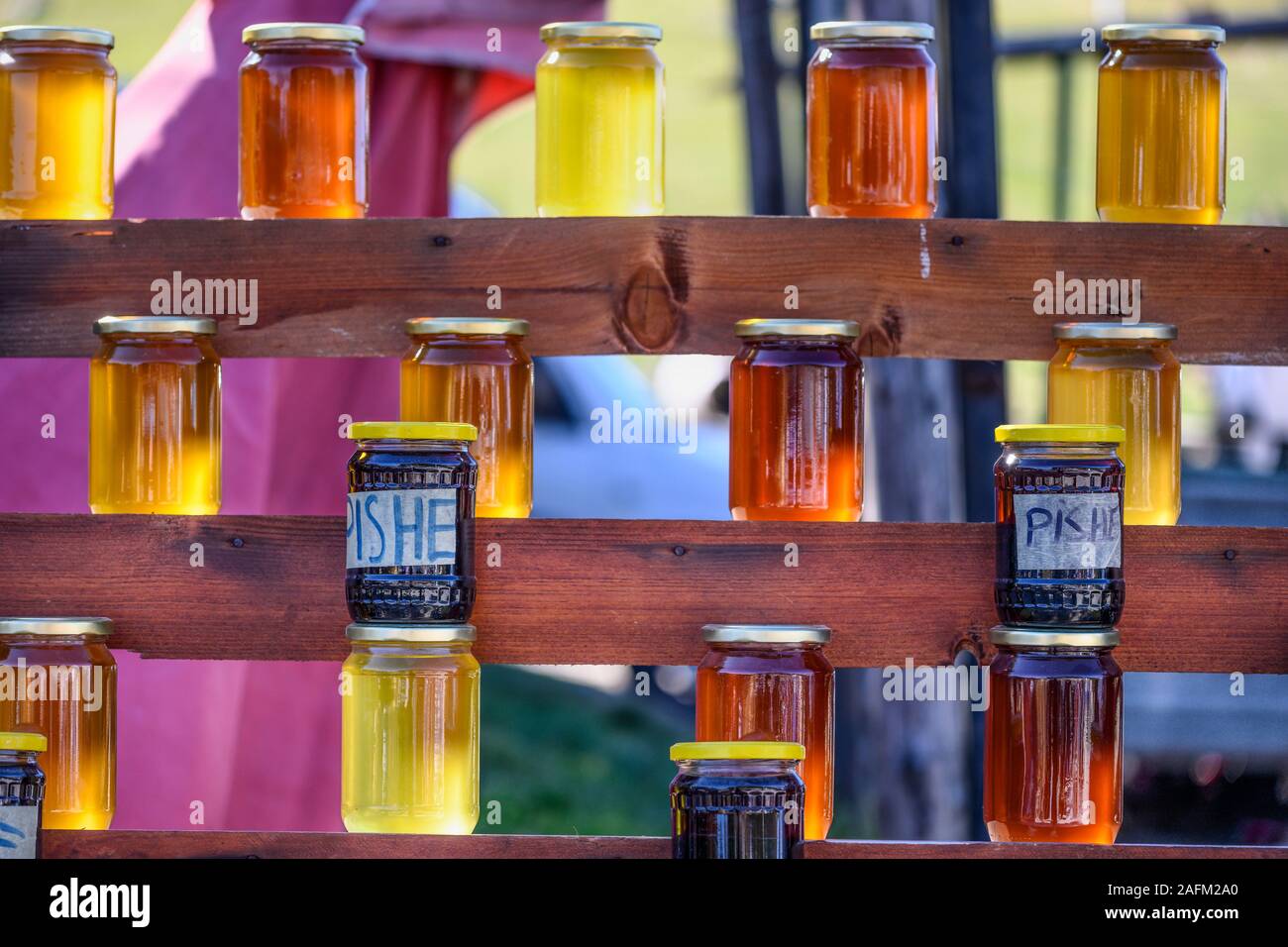 Pots de miel à vendre à Prevalla dans la cimenterie Sharr Mountain National Park près de Prizren, au Kosovo. (Le mot Pishe est l'Albanais pour le pin parfumée) Banque D'Images