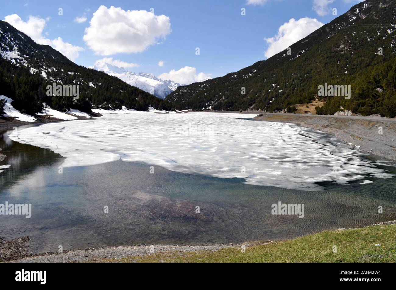 Petit lac alpin dans la vallée de Fraele Banque D'Images