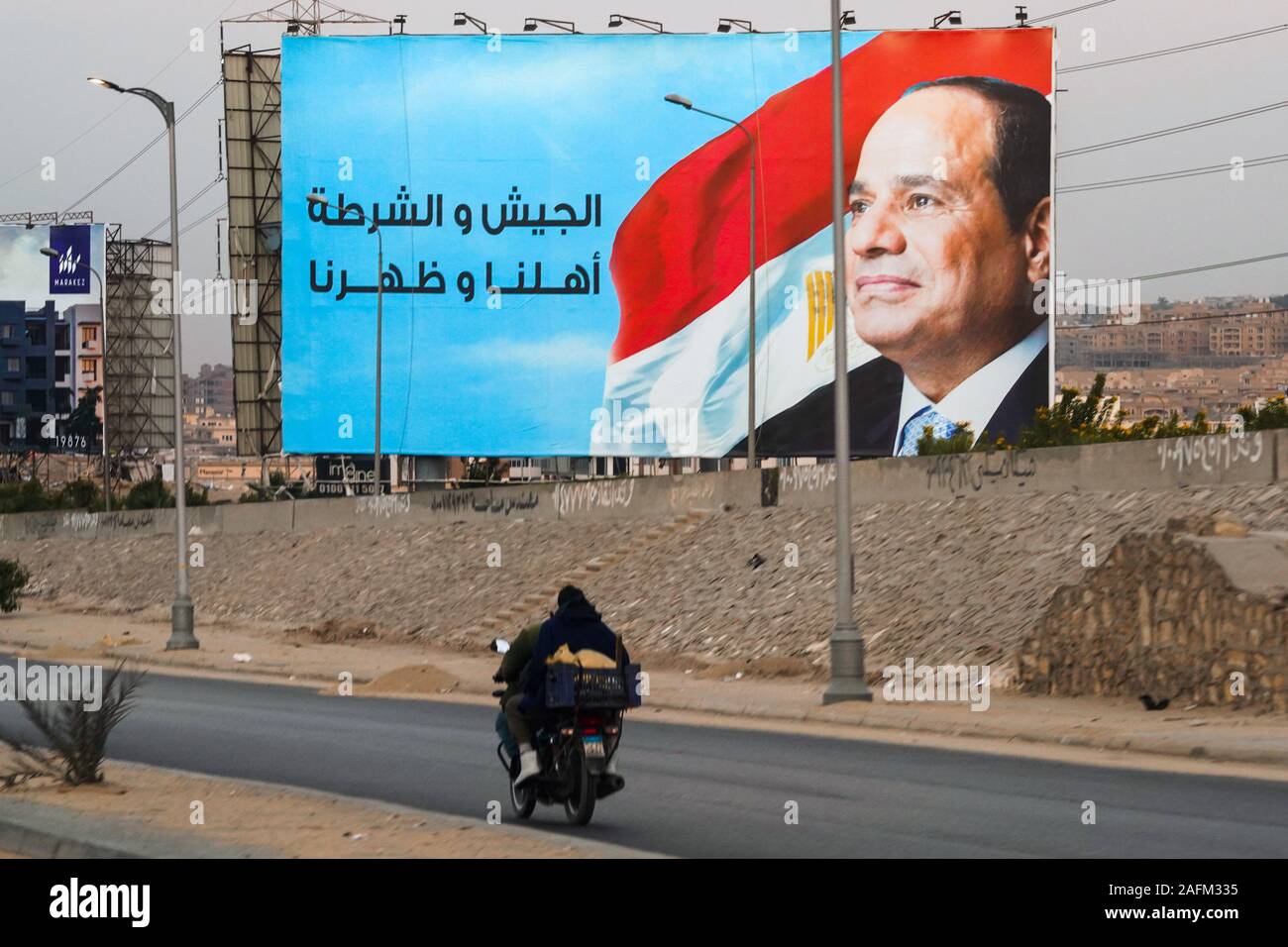 Poster avec l'image du président Abdel Fattah al-Sisi et les mots et de la police militaire sont du côté du peuple' sur une autoroute au Caire, Egypte Banque D'Images