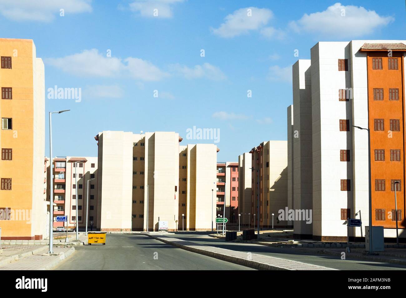 Le Caire, Égypte -- nouveaux immeubles résidentiels dans le 6e octobre de banlieue de la capitale du Caire. Banque D'Images