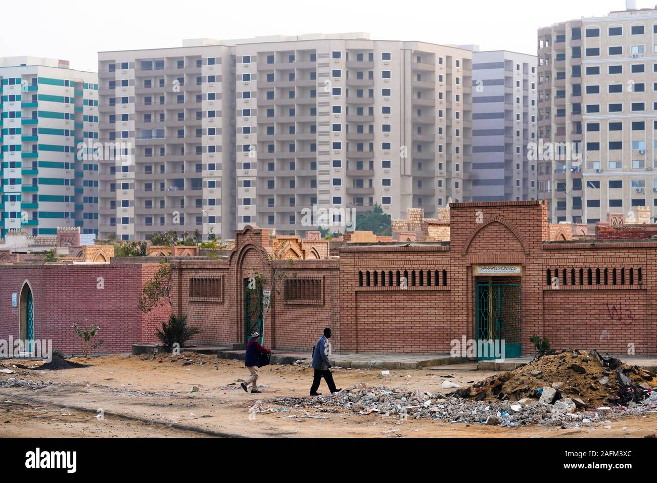La construction de nouveaux logements en face d'un cimetière musulman au Caire, Egypte Banque D'Images