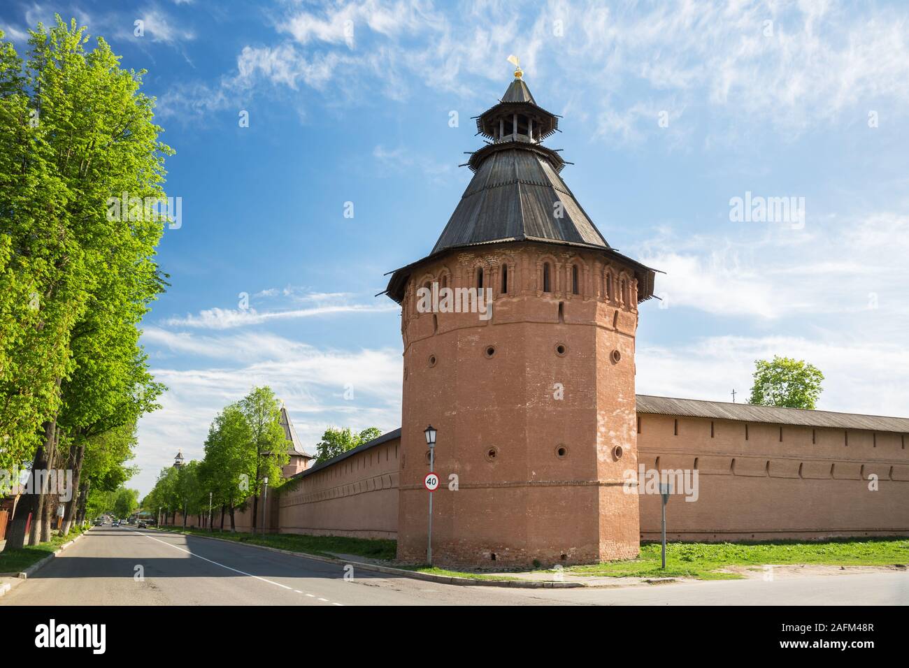 Suzdal, tour d'angle du mur de la forteresse de Saint Euthymius monastère. Lenin Street, rue principale de la ville, longe le mur du monastère. Anneau d'or de Rus Banque D'Images