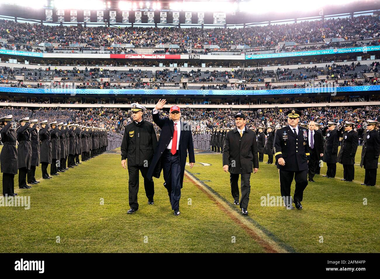 Le Président américain Donald accompagné du secrétaire de la Défense Mark Esper et Joint Chiefs of Staff Président Le Général Mark Milley, droite, marcher sur le terrain pour le tirage au sort au début de la 120e Army-Navy Football Game au Lincoln Financial Field, le 14 décembre 2019 à Philadelphie, Pennsylvanie. Le titre remis Marine Armée battant 31-7. Banque D'Images