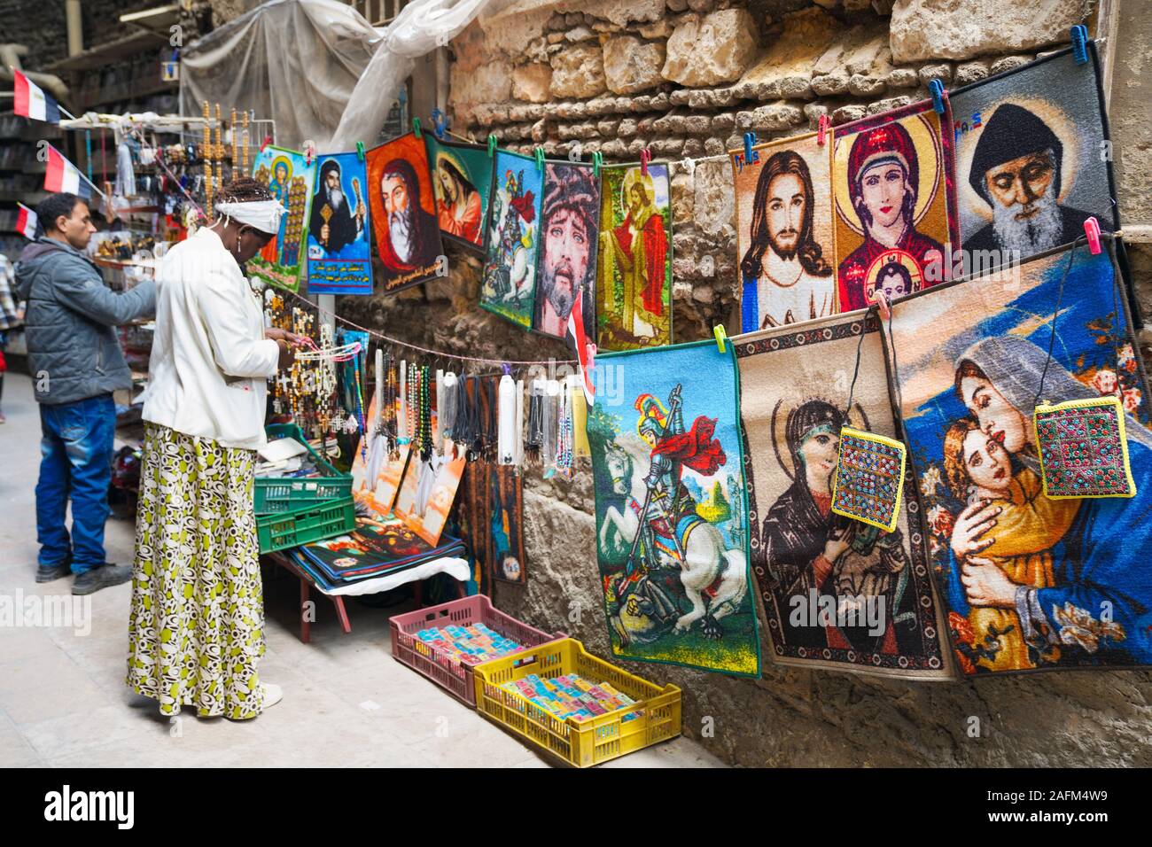 Dévotion chrétienne articles sont offerts dans une ruelle dans la vieille ville du Caire copte, Egypte Banque D'Images